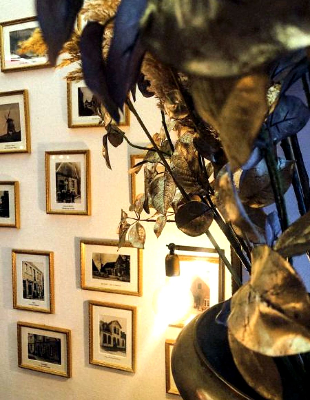 Gemütliches Ambiente mit goldenem Blumenschmuck