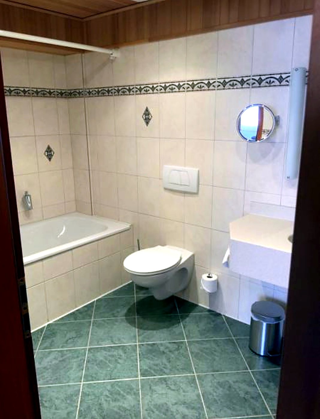 Badezimmer mit Badewanne im Doppelzimmer