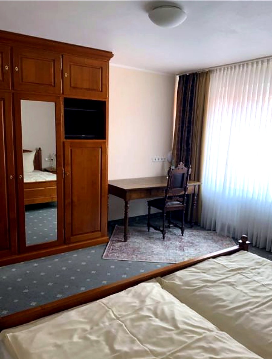 Doppelzimmer mit Schreibtisch und Schrank