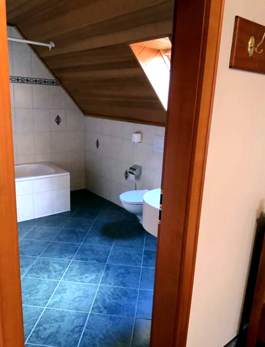 Badezimmer mit Badewanne im Einzelzimmer